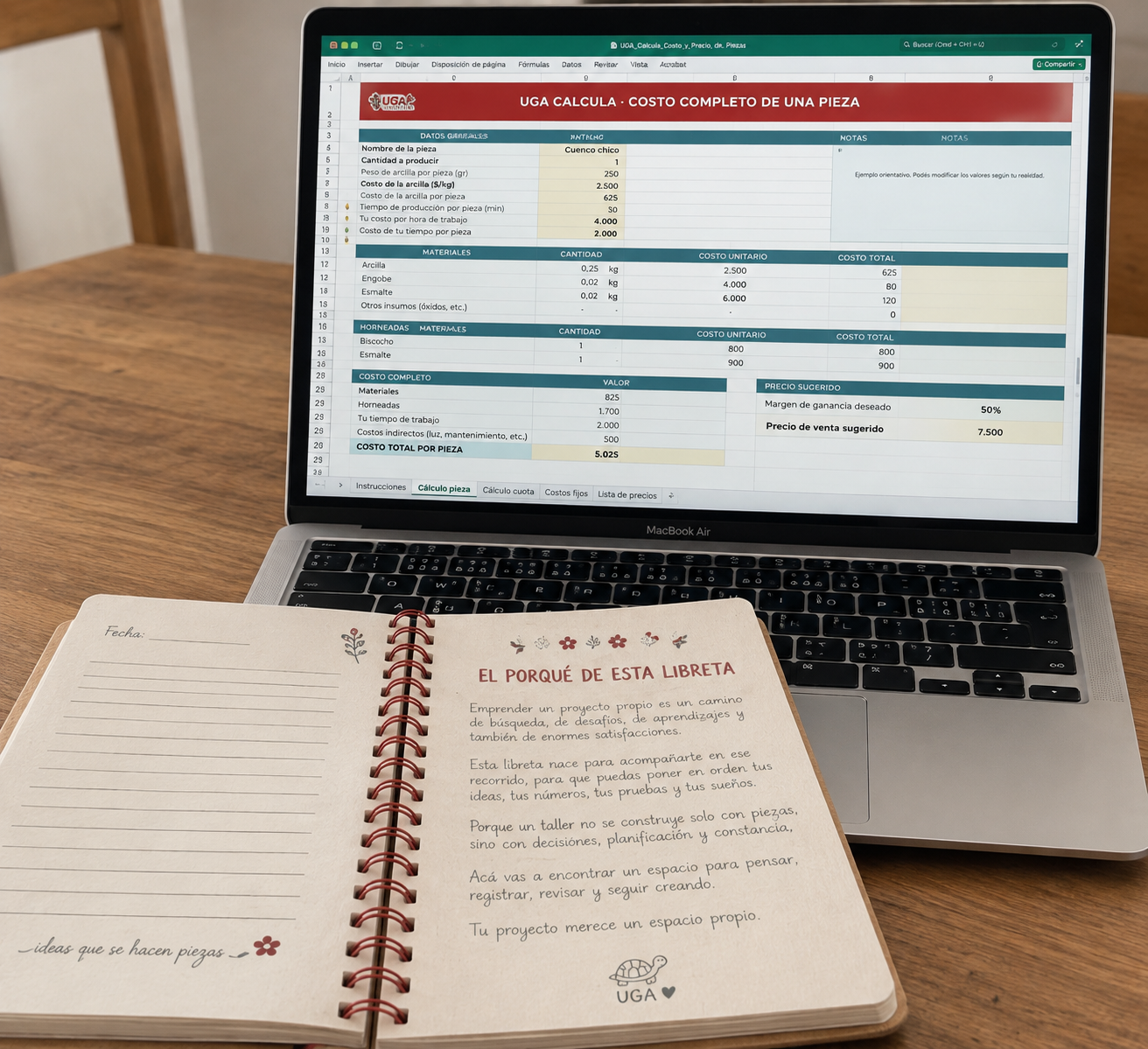 UGA Calcula abierto en una notebook junto a la Libreta UGA sobre la mesa del taller